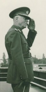 Ion Antonescu salutand