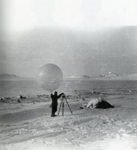 Baumann startet einen Radiosonden-Ballon, 2. April 1945.
