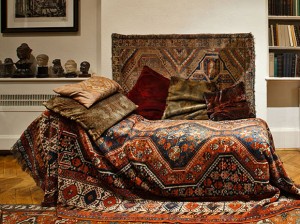 Celebra canapea din cabinetul său