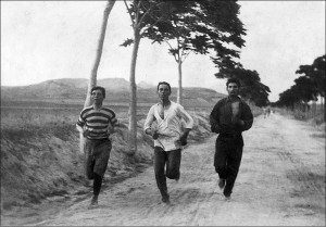 Trei atleți pregătindu-se pentru Jocurile Olimpice din 1896