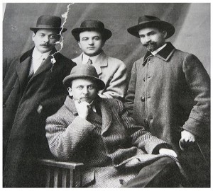 Octavian Goga (jos), St. O. Iosif  (în stânga), George Coşbuc (dreapta) şi Victor Eftimiu (în centru)